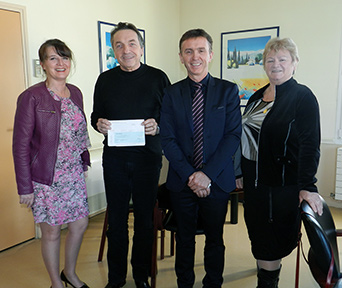 Remise de chèque au maire de Fontenay-Tressigny