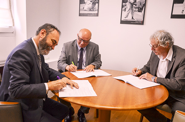 Signature de la convention entre Patrick Degiovanni (Crédit Agricole), Christian Ottavioli (SMACL Assurances) et Jean-Luc Rougé (FFJDA)