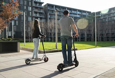 Personnes en trottinette électrique