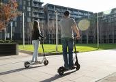 Personnes en trottinette électrique