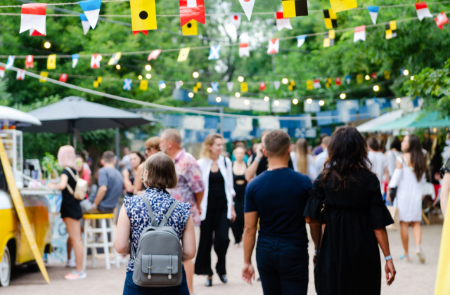 visuel fête dans un village
