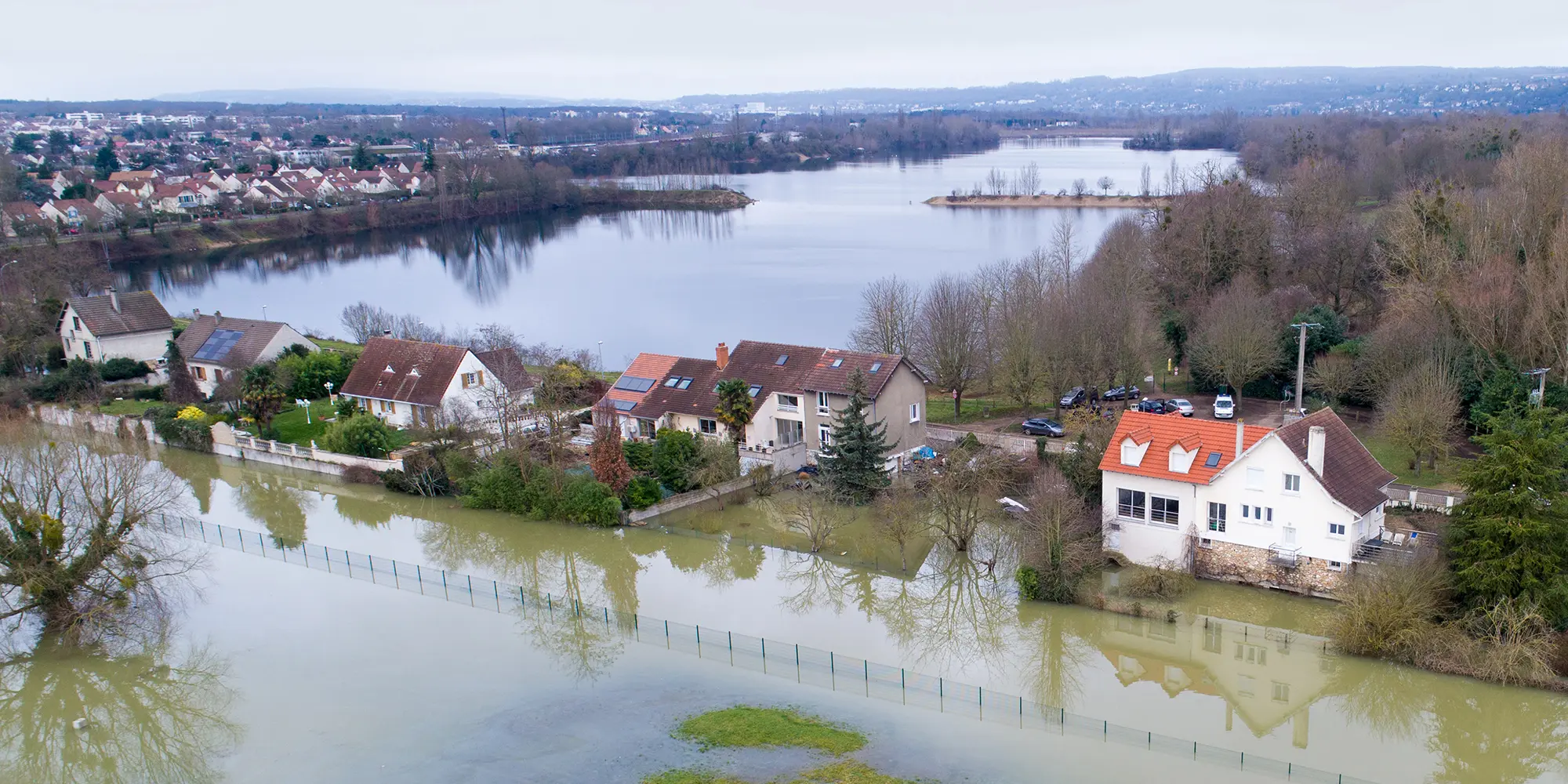 Ville et champs inondés
