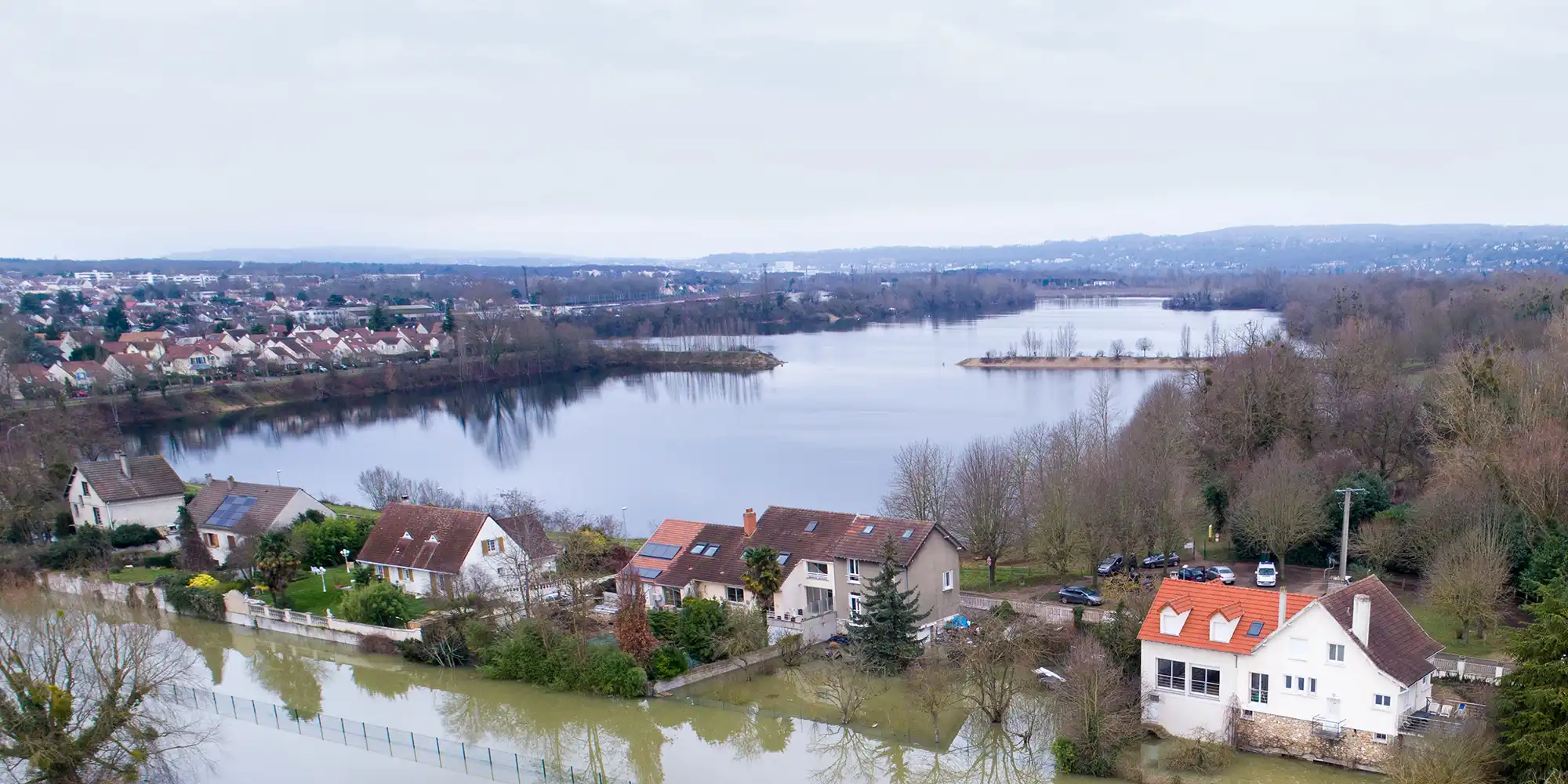 Ville et champs inondés